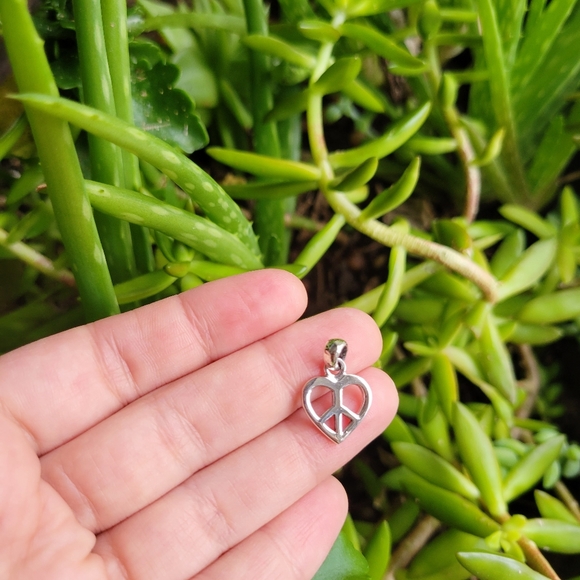 New Solid 925 Sterling Silver Dainty Peace Sign Heart Pendant - Picture 5 of 7
